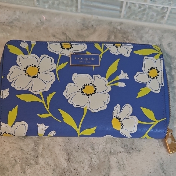 NWT Kate Spade Blue and White Floral Wallet - Picture 3 of 11